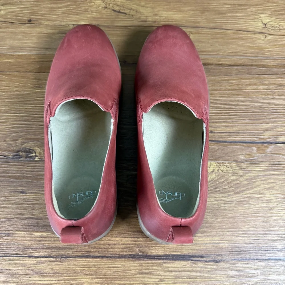 Dansko ships within